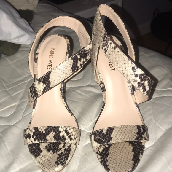 Snakeskin print heels - Picture 2 of 4
